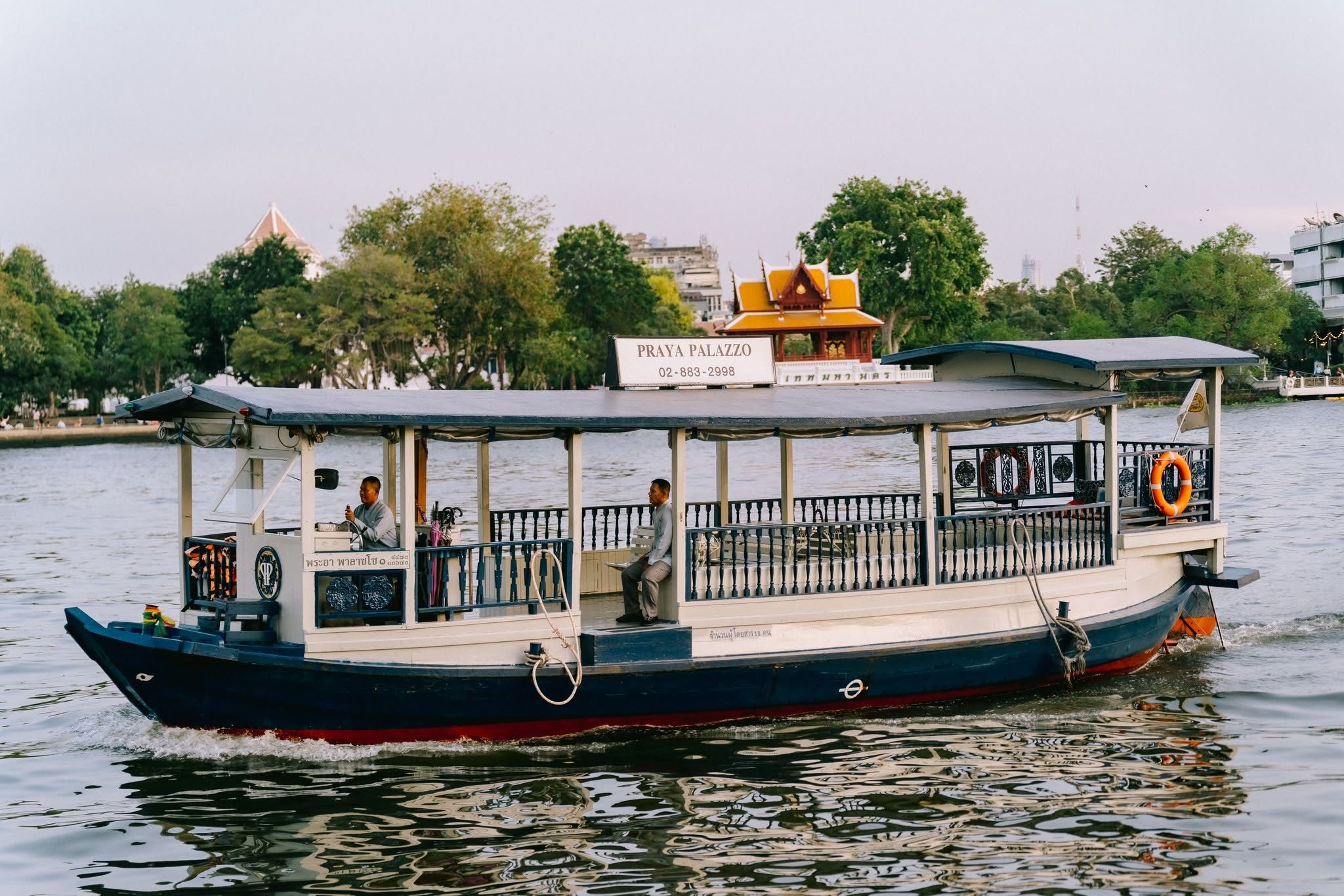 Praya Palazzo private boat